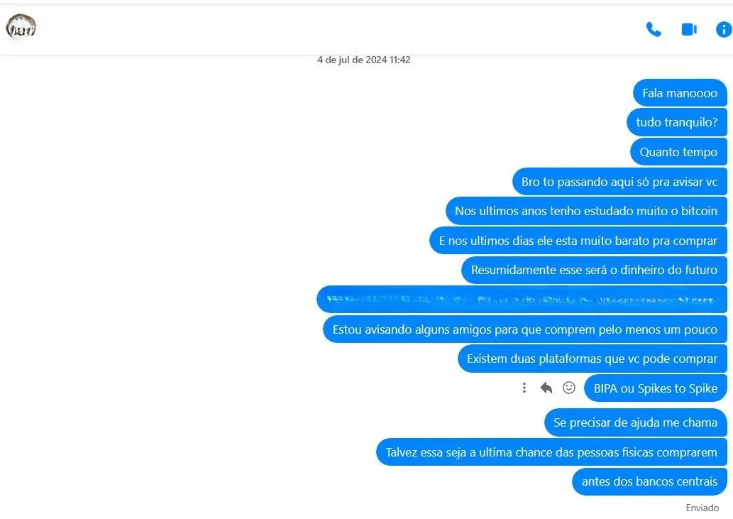 Pessoa usando um computador com um adesivo de privacidade