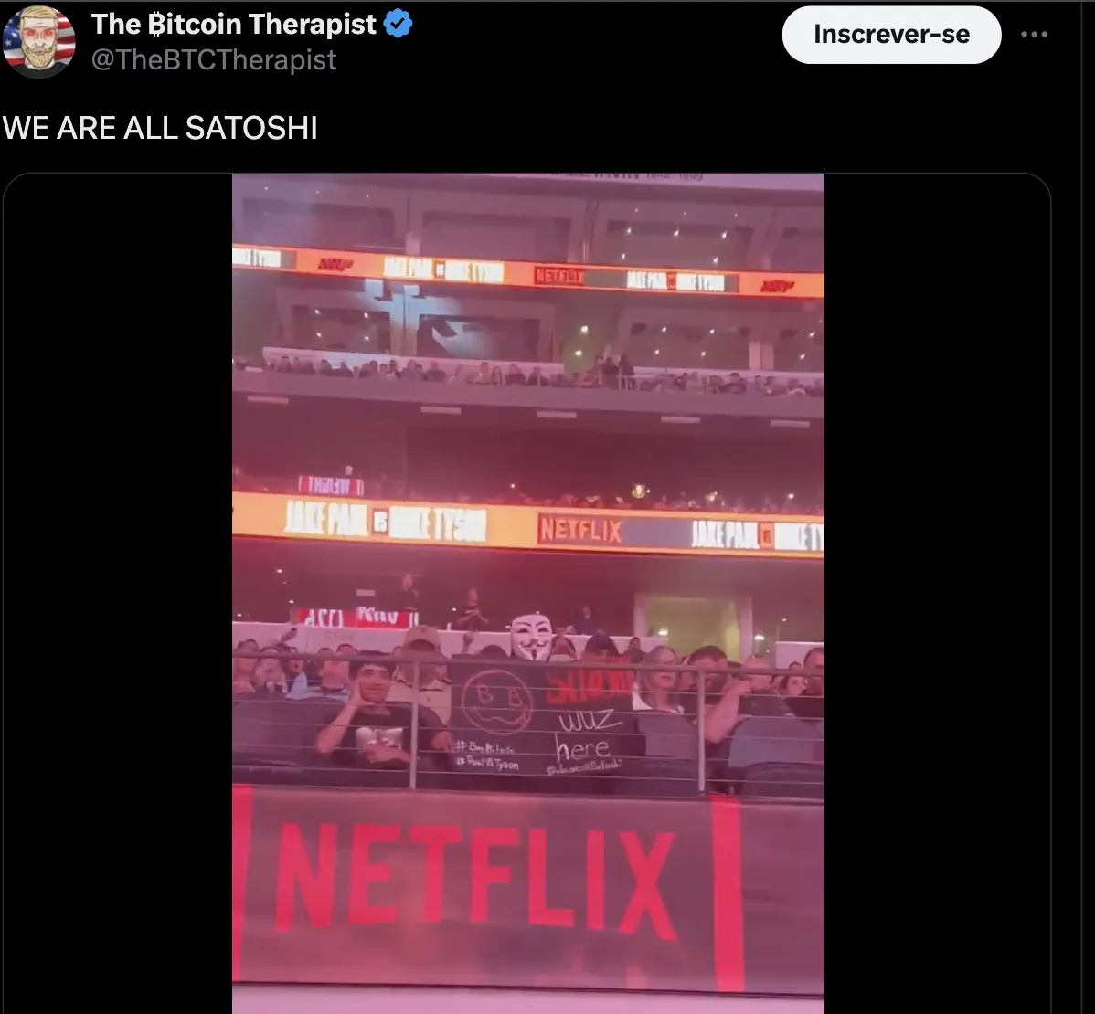 Símbolo do Bitcoin em uma placa de rua