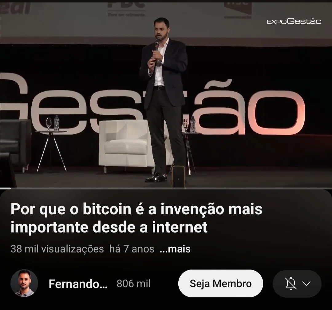 Foto de um palestrante em evento de Bitcoin